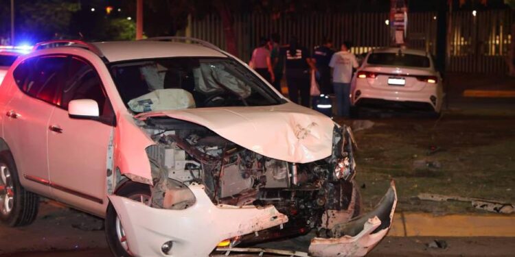 Aparatoso choque en Mazatlán: dos vehículos se impactan en crucero semaforizado de Insurgentes