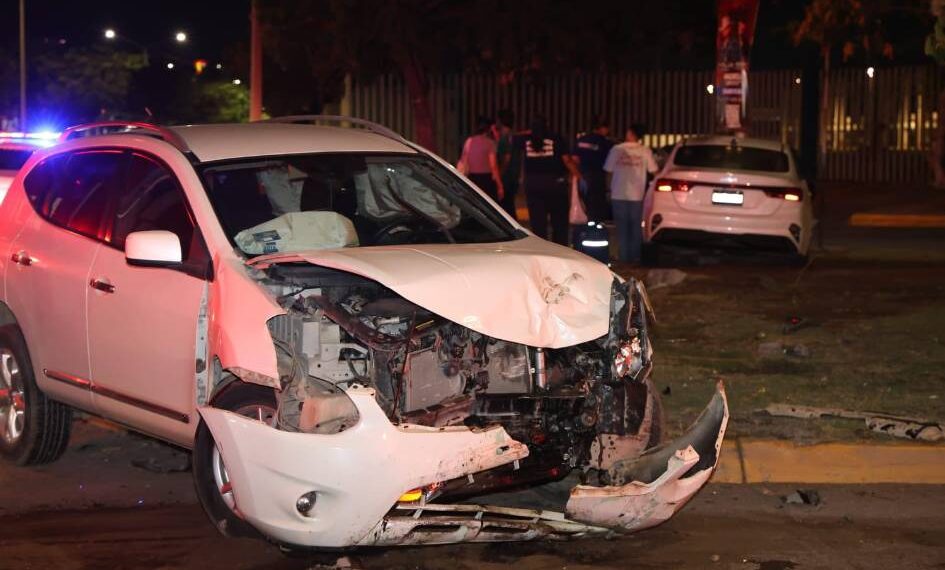 Aparatoso choque en Mazatlán: dos vehículos se impactan en crucero semaforizado de Insurgentes