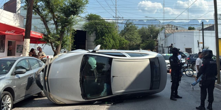 Choque deja auto semi volcado en la colonia Industrial