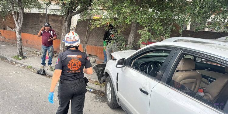 Choque tipo crucero moviliza a cuerpos de auxilio en Monterrey 