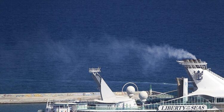 Acuerdo para subir hasta los 30 euros la tasa turística a los cruceros que hacen escala en Barcelona
