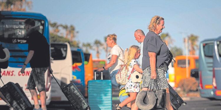 Varios turistas en el Aeropuerto de Tenerife Sur.