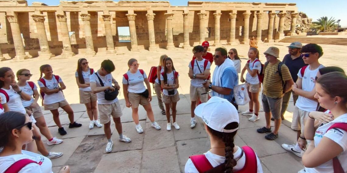 Los 20 exploradores de Madrid Xplora, en el templo de Phillae.