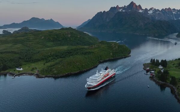 Hurtigruten lanza venta anual de verano con hasta 50% de descuento en viajes por la costa noruega