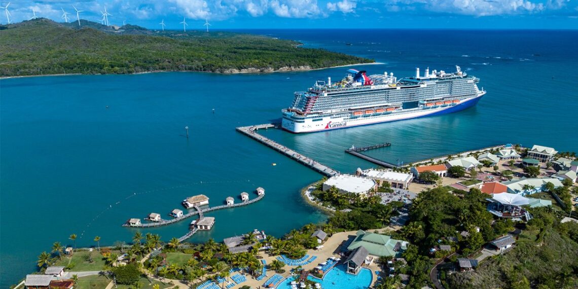 Barco de crucero en el puerto Amber Cove, en Puerto Plata.