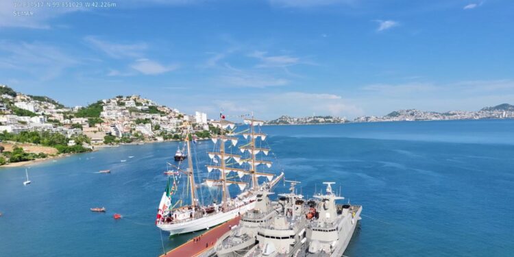 Buque Escuela Cuauhtémoc arriba a Acapulco previo a crucero de instrucción