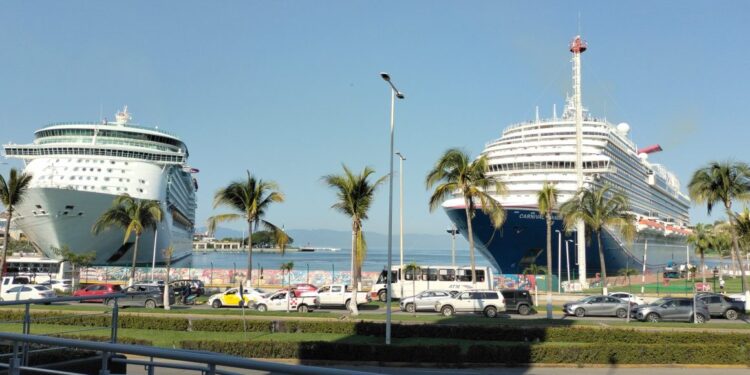 Atraca en Puerto Vallarta el último doble arribo de la temporada