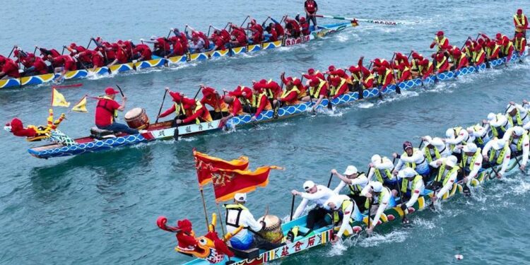 Viajes en tren se disparan en China por inicio del feriado del Festival del Bote del Dragón