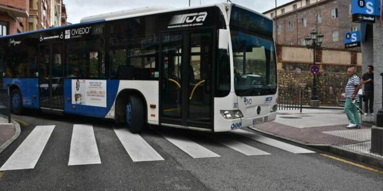 Un autobús del TUA circulando por Oviedo.