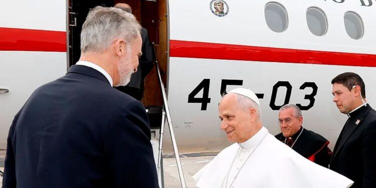 Peripecias e imprevistos en los viajes papales: De Juan Pablo II a León XIV