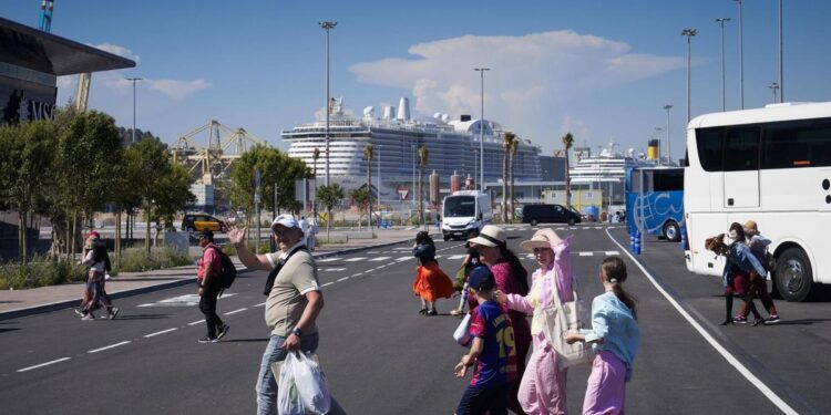 Un grupo de cruceristas dirigiéndose a embarcar en una terminal de cruceros de Barcelona