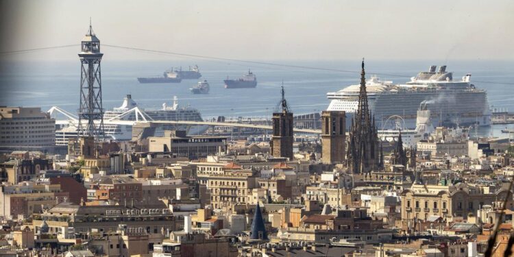 Vista de Barcelona, con un crucero al fondo atracado en el puerto.