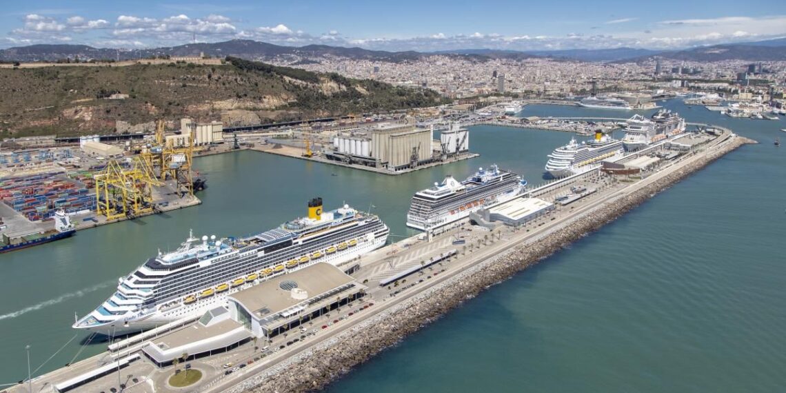 Barcelona triplica la tasa a cruceros que apenas aportan