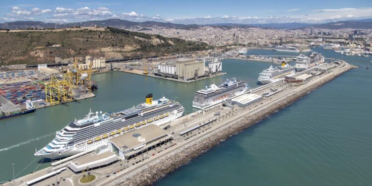 Barcelona triplica la tasa a cruceros que apenas aportan