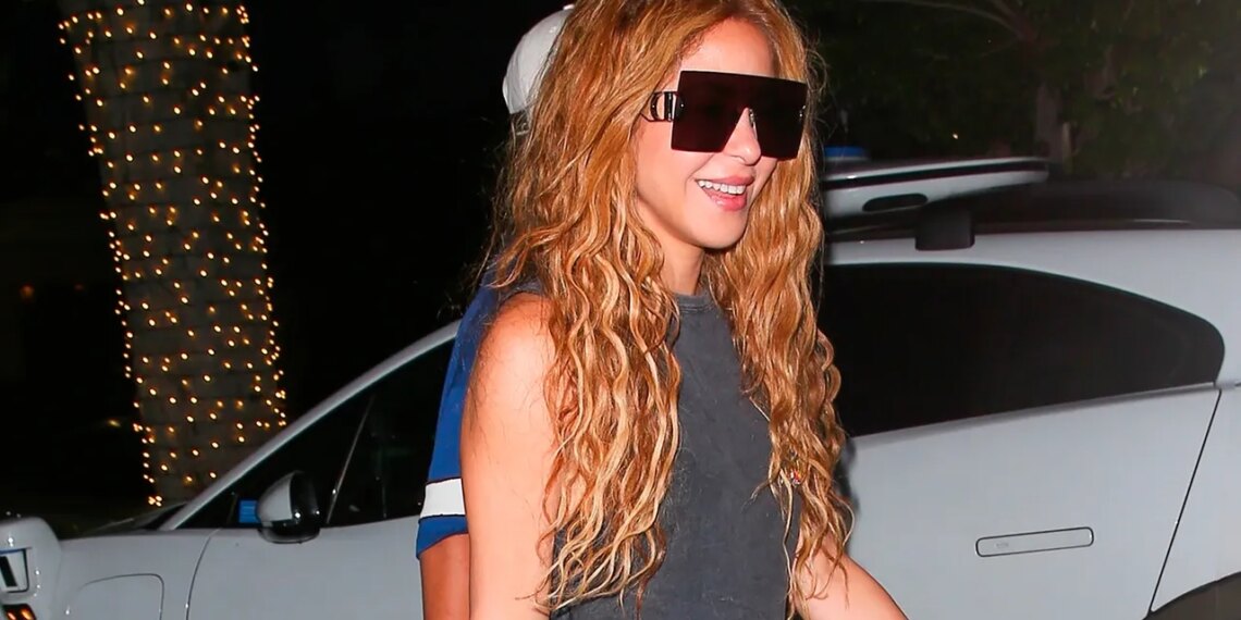 Botas grunge de los 90 con shorts: El look de Shakira para salir con sus hijos este verano 2026
