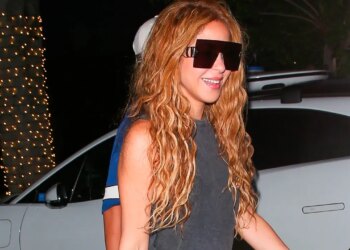 Botas grunge de los 90 con shorts: El look de Shakira para salir con sus hijos este verano 2026