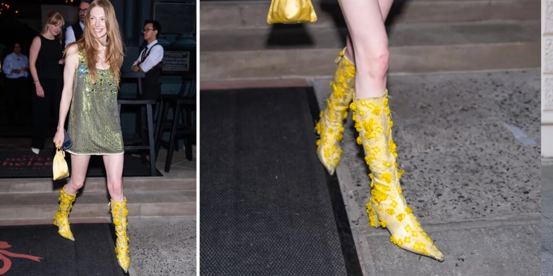 Botas de flores y vestido mini de lentejuelas: el look ganador para salir de fiesta en verano 2026