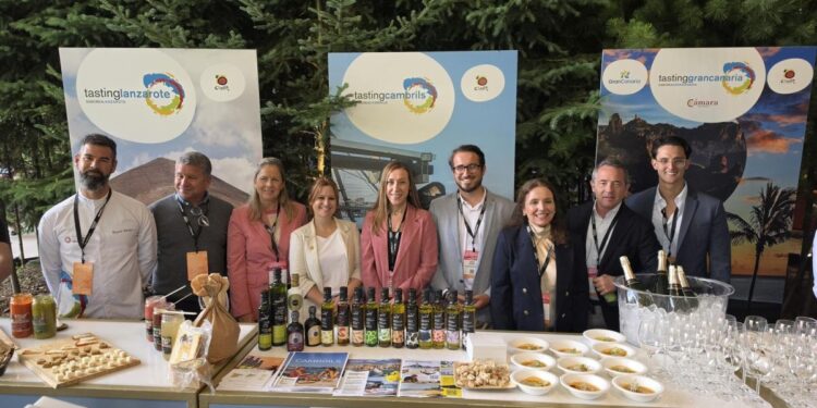 Isabel Martin Benitez - Consejera de Turismo de la Embajada de Epanya en el Canadá (centro) con Concejala de Turismo de Cambrils, Patricia de Miguel (izquierda), Director del Patronato de Turismo de Cambrils, Vadim Koryagin (derecha) con representantes de Lanzarote, Gran Canaria y Saborea España.