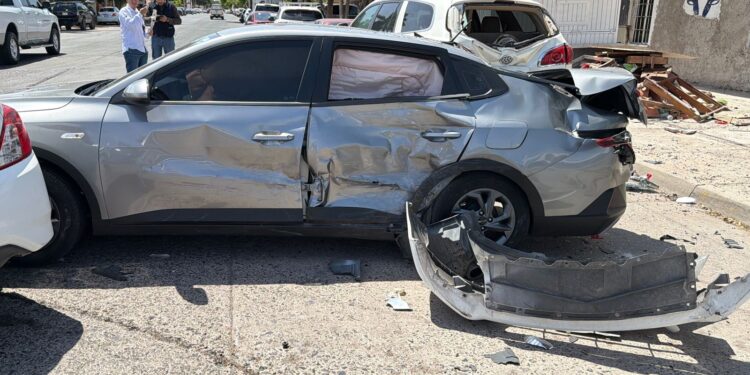 Carambola deja cuantiosos daños en transitado crucero de Los Mochis