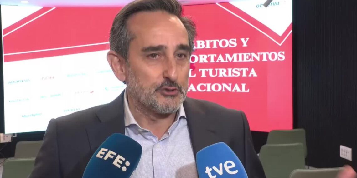 Casi el 90 % de los españoles hará algún viaje este verano, más corto y por España