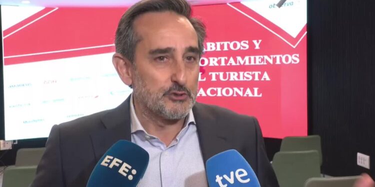 Casi el 90 % de los españoles hará algún viaje este verano, más corto y por España