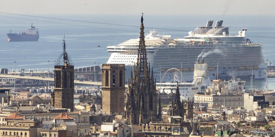 Vistas de la ciudad desde la Sagrada Familia, con Ciutat Vella, la Catedral y cruceros en el puerto al fondo