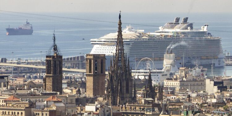 Vistas de la ciudad desde la Sagrada Familia, con Ciutat Vella, la Catedral y cruceros en el puerto al fondo