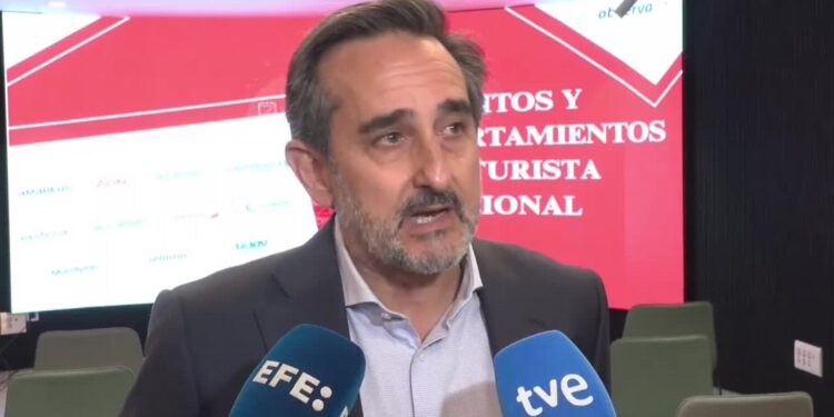 Cerca del 90 % de los españoles hará algún viaje este verano, más corto y por España