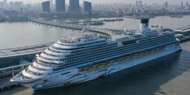 China estrena crucero sin destino con un barco gigante hecho en el país, parte de Shanghái por 3 días sin paradas y transforma el propio barco en atracción, en una nueva forma de viajar sin correr entre puertos por la costa china.
