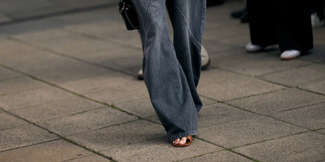 Cómo llevar jeans palazzo de Mago y Zara con sandalias Birkenstock sin perder el estilo en verano 2026