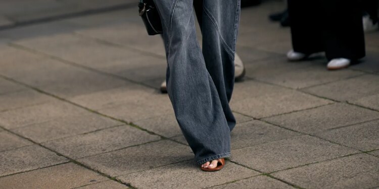 Cómo llevar jeans palazzo de Mago y Zara con sandalias Birkenstock sin perder el estilo en verano 2026