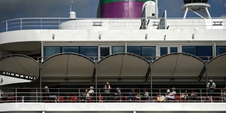Confinan a mil 700 personas en crucero en Francia tras muerte por posible brote de gastroenteritis