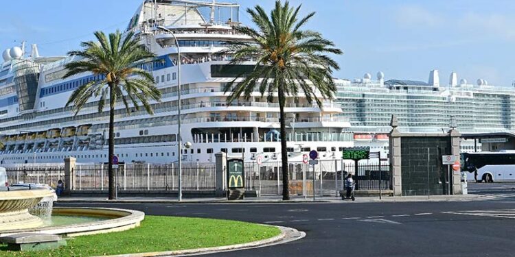 Dos cruceros coincidiendo en el muelle de la capital / FOTO: Eulogio García