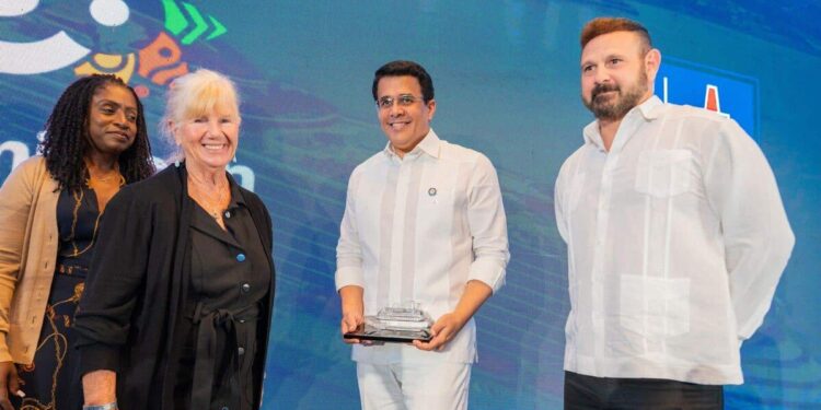 David Collado recibe reconocimiento por cruceros en RD