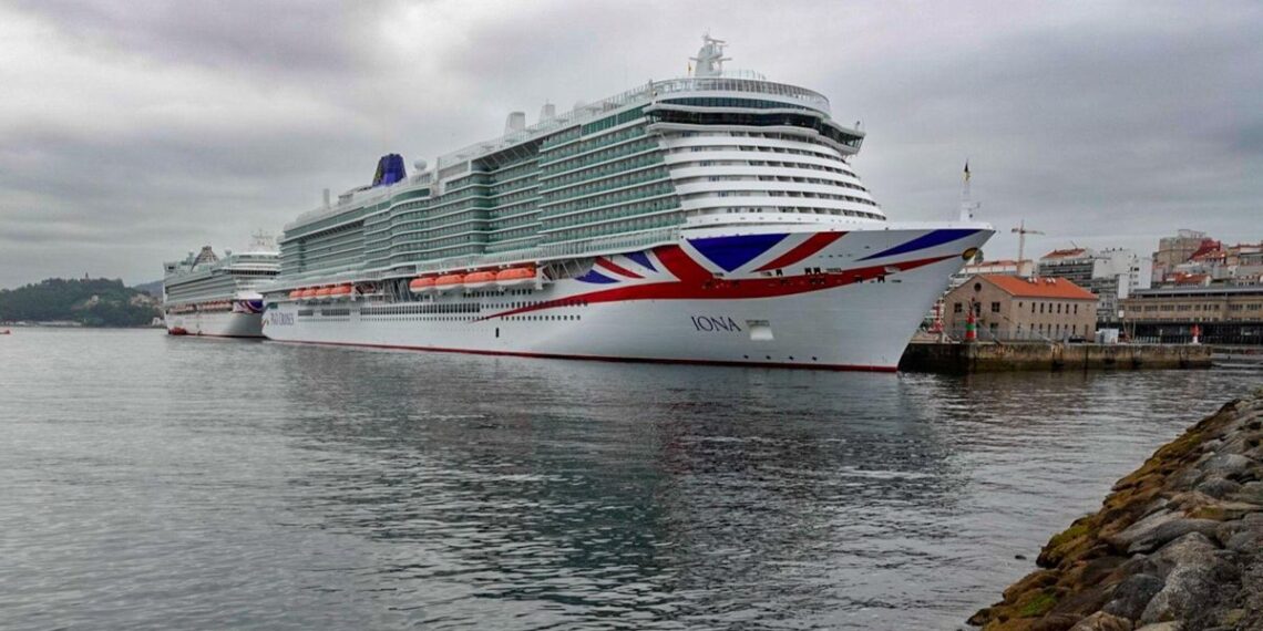 Dos cruceros gigantes atracan en Vigo con más de 9.000 turistas