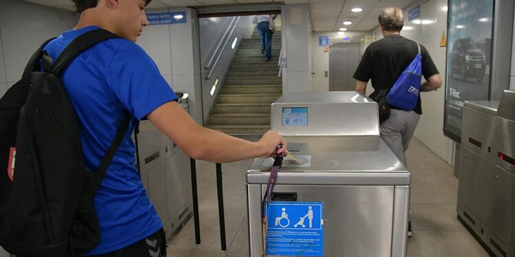 El Gobierno renueva el programa Verano Joven con descuentos de hasta el 90% para viajes en autobús y tren