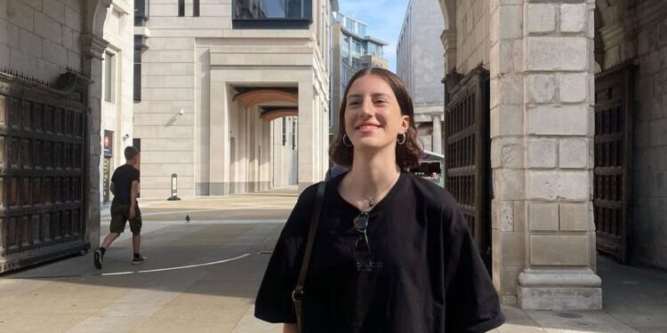 El presente de Cala, la hija de Dolores Trull: viajes por el mundo, arte y el camino que heredó de su madre