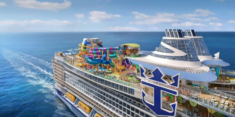 El Legend of the Seas hace su escala inaugural en el Puerto de Málaga.
