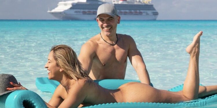 El crucero donde la ropa es opcional: más de 2.000 pasajeros navegan desnudos por el Atlántico