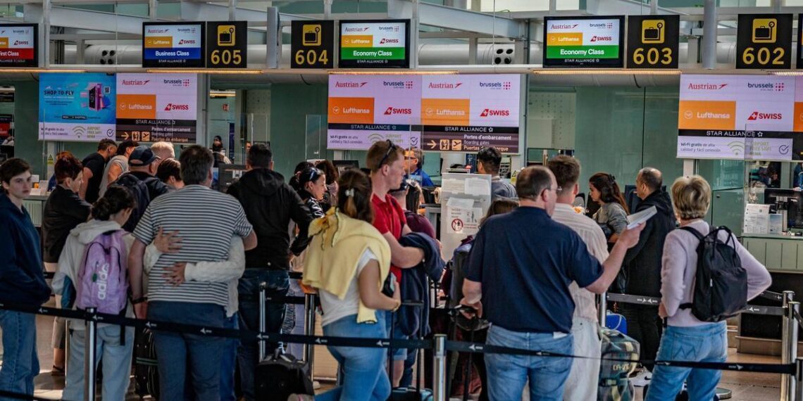Viajeros en un aeropuerto