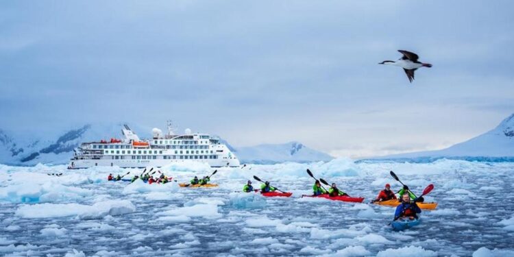 Imagen promocional del «Douglas Mawson», durante una expedición con kayaks