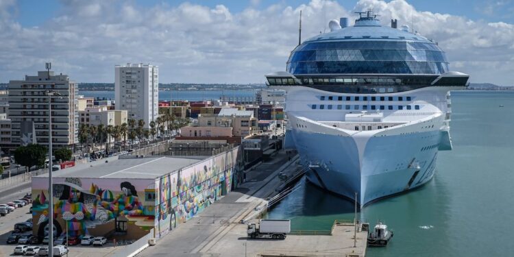 El crucero 'Legend of the Seas' atraca en el puerto de Cádiz sin pasar por Navantia