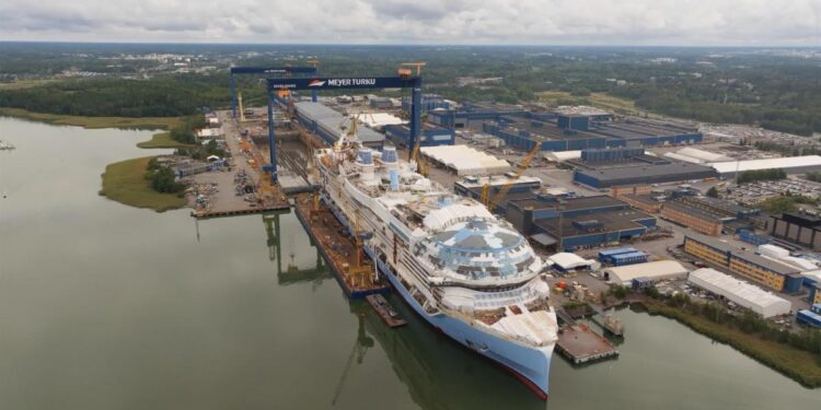 El crucero más grande del mundo pasa solo 30 centímetros por debajo del megapuente del Gran Belt, el tercer puente colgante más largo del planeta