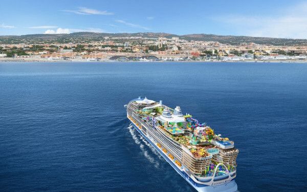 El Legend of the Seas puede llevar casi 8.000 personas y navegar una semana sin repetir piscina