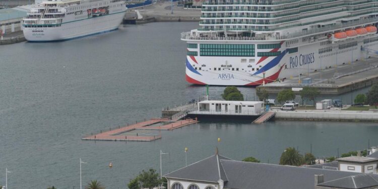Dos cruceros en una escala múltiple en los muelles de A Coruña.