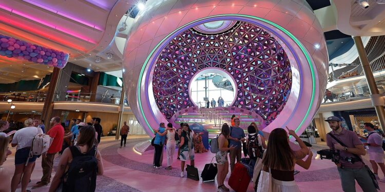 El crucero más grande del mundo inicia su viaje inaugural en Málaga