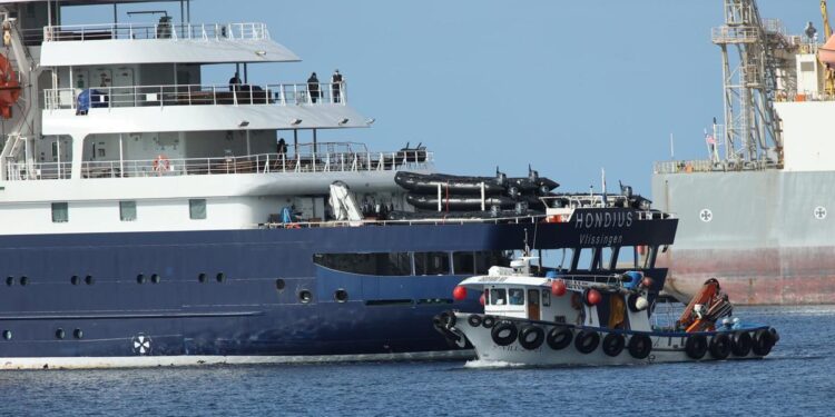 Evacuación en lancha de los ciudadanos españoles del crucero MV Hondius fondeado cerca del puerto de Granadilla, a 10 de mayo de 2026, en Granadilla de Abona, Tenerife, Islas Canarias (España). El operativo de evacuación del crucero MV Hondius con hantavirus está dispuesto para comenzar las operaciones de desembarco y traslado de los pasajeros a sus respectivos países. 10 MAYO 2026 HANTAVIRUS; Álex Rosa 10/05/2026. Álex Rosa