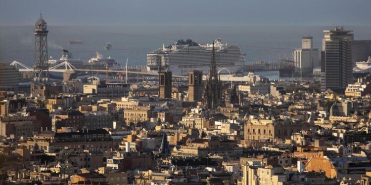 El puerto defiende con un estudio que los cruceristas representan el 2,5% del total de turistas de Barcelona
