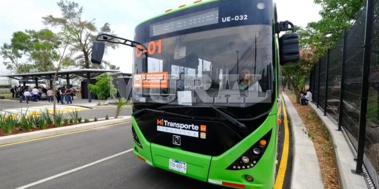 Van 17 mil viajes desde patio para plataformas en aeropuerto