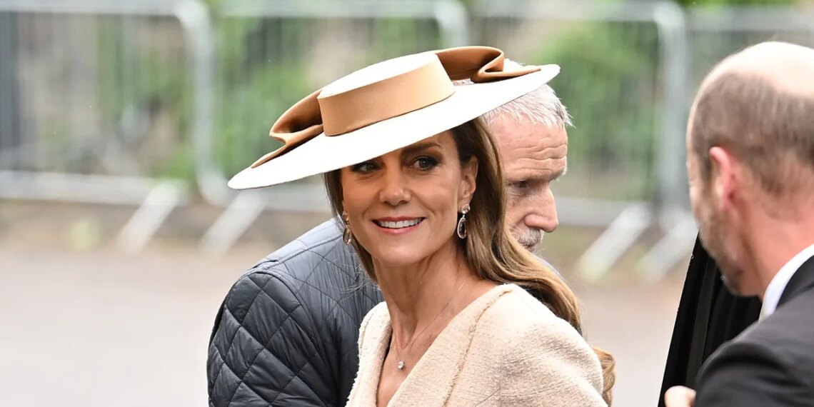 Zapatos de tacón nude y vestido midi plisado: el look elegante de Kate Middleton para la boda de su cuñada